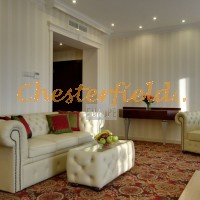 Chesterfield sovesofa, bord